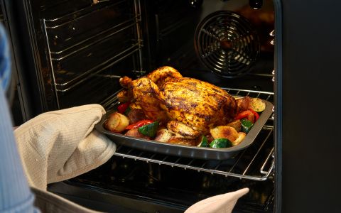 Fanned main electric oven with clever features including AirFry